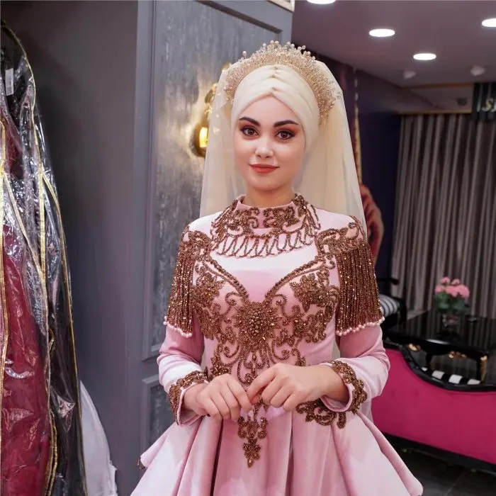 Alternative view of Pembe Kabarık A Kesim Tesettür Nişanlık